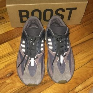 Yeezy mauve 700 size 10.5